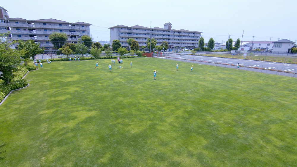 広い運動場、緑豊かな幼稚園環境、明るく配慮された園舎、新たに体験農場を整備